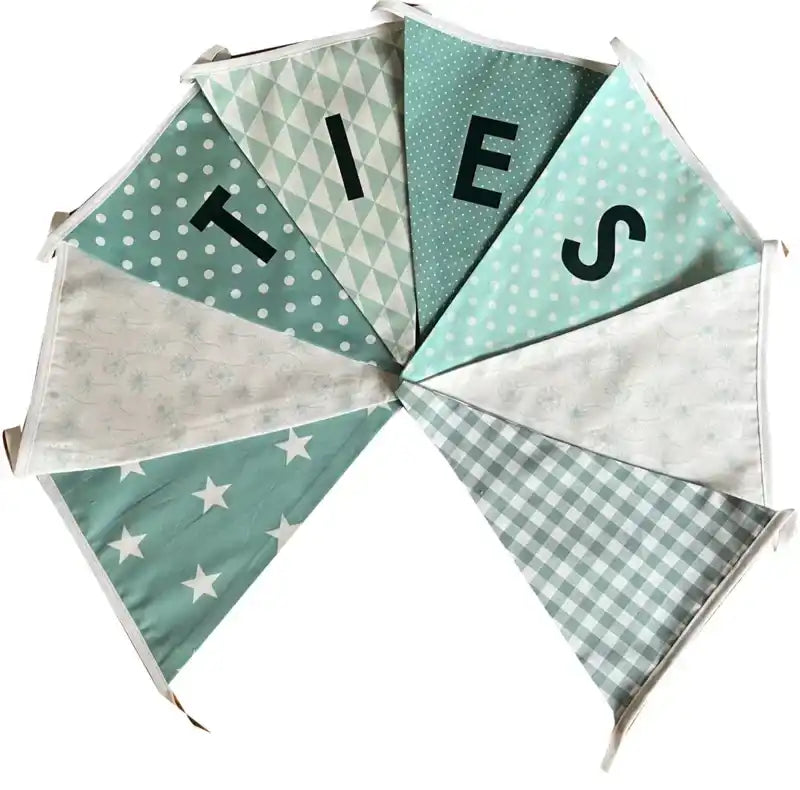 Groen en wit stoffen slingers met verschillende patronen.