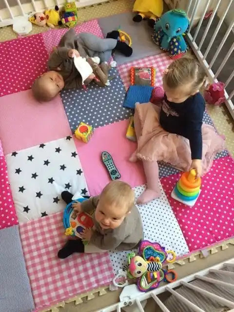 Een kleurrijk stoffen speelmat voor kinderen.