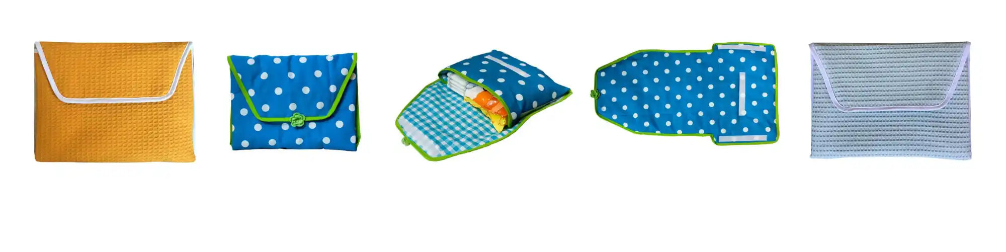 Een set van vijf stoffen tassen of clutches in verschillende patronen en openstellingen.