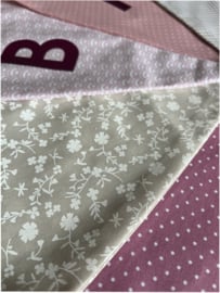 Vlaggetjes met naam: ontwerp Bibi beige bloemetjes