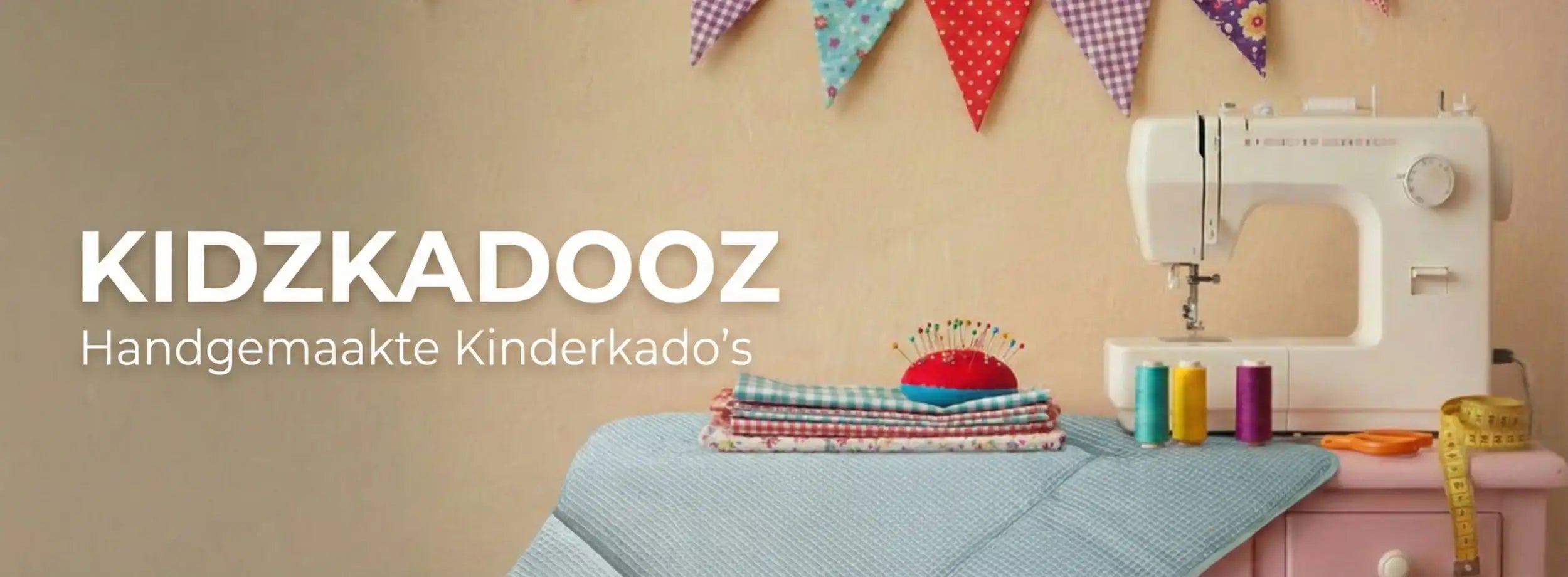 Witte elektrische naaimachine met naald en garenhaspelhouder