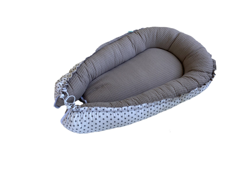 Babynestje Grijze sterretjes met taupe wafelstof