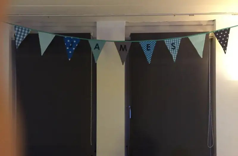 Blauwe en witte geruite slingerbanner met geletterde vlaggen.