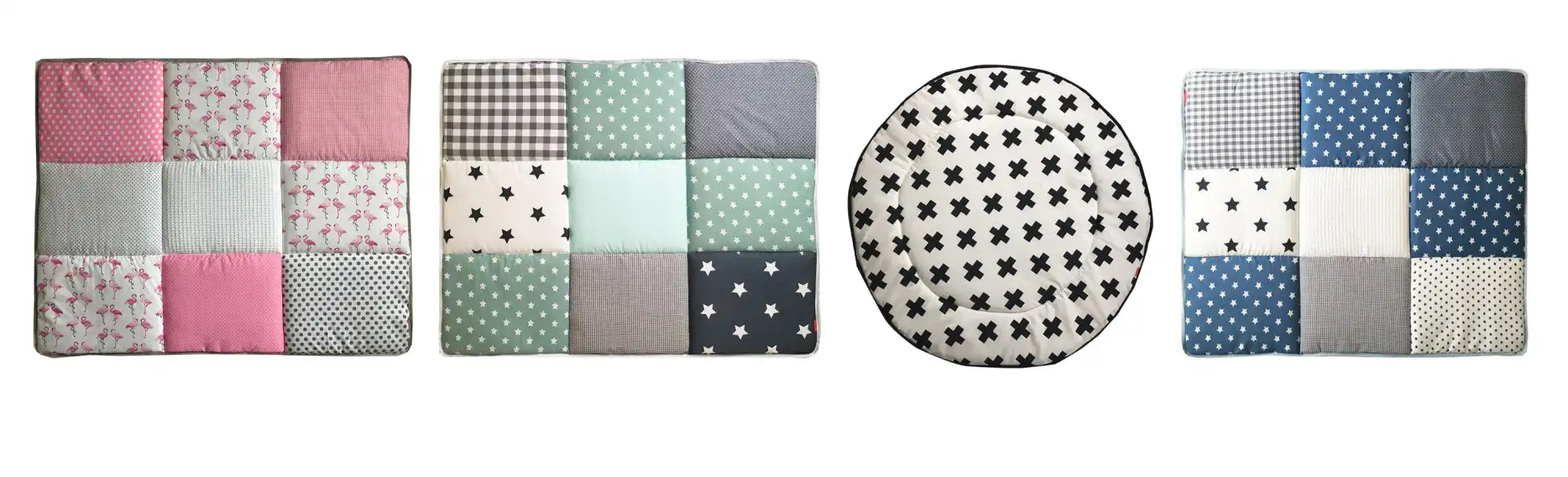 Vier patchwork speelmatten, drie rechthoekig en één rond, in verschillende kleurenschema's en patronen.