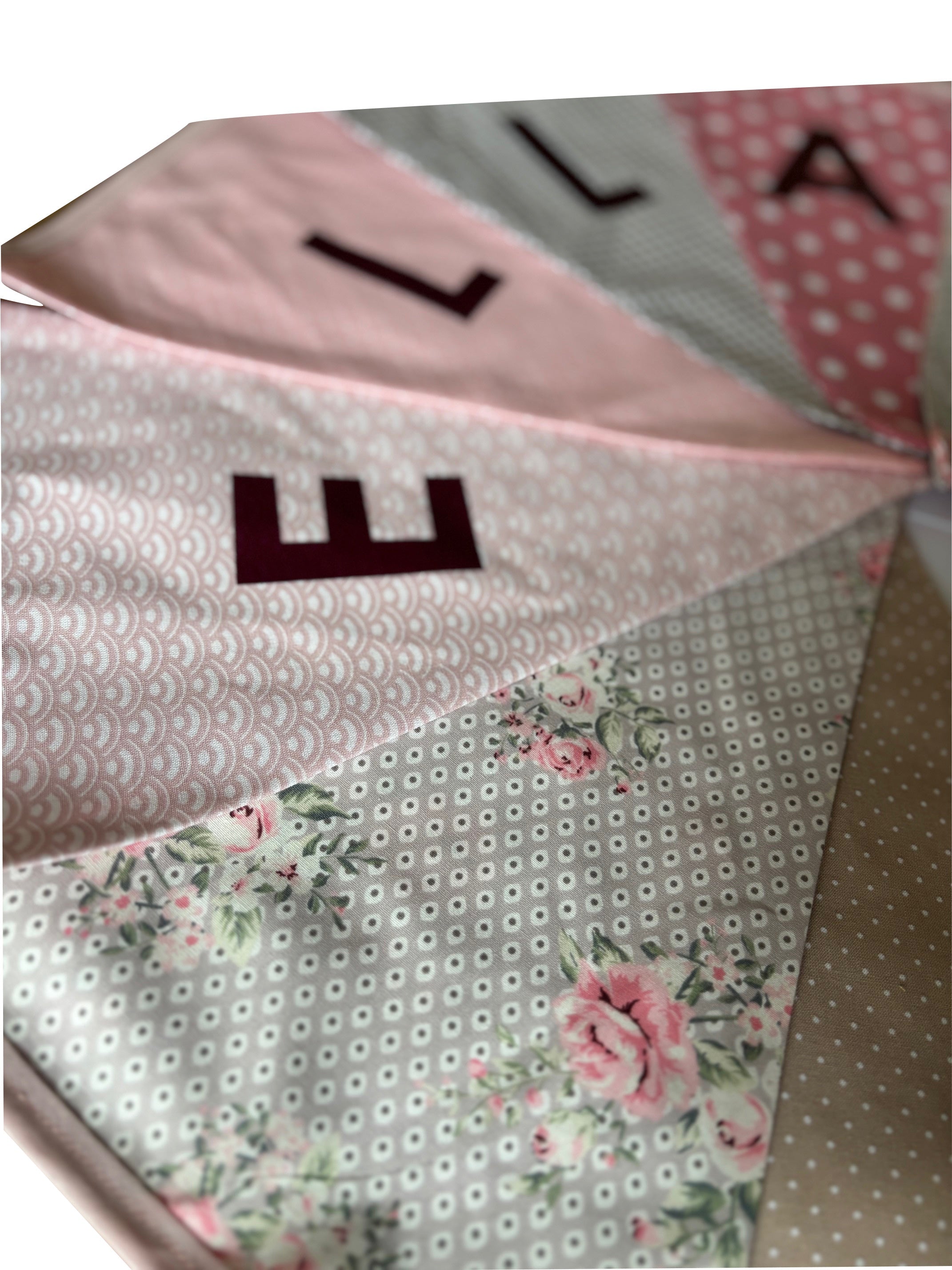 Vlaggetjes met naam: ontwerp Ella beige bloemetjes